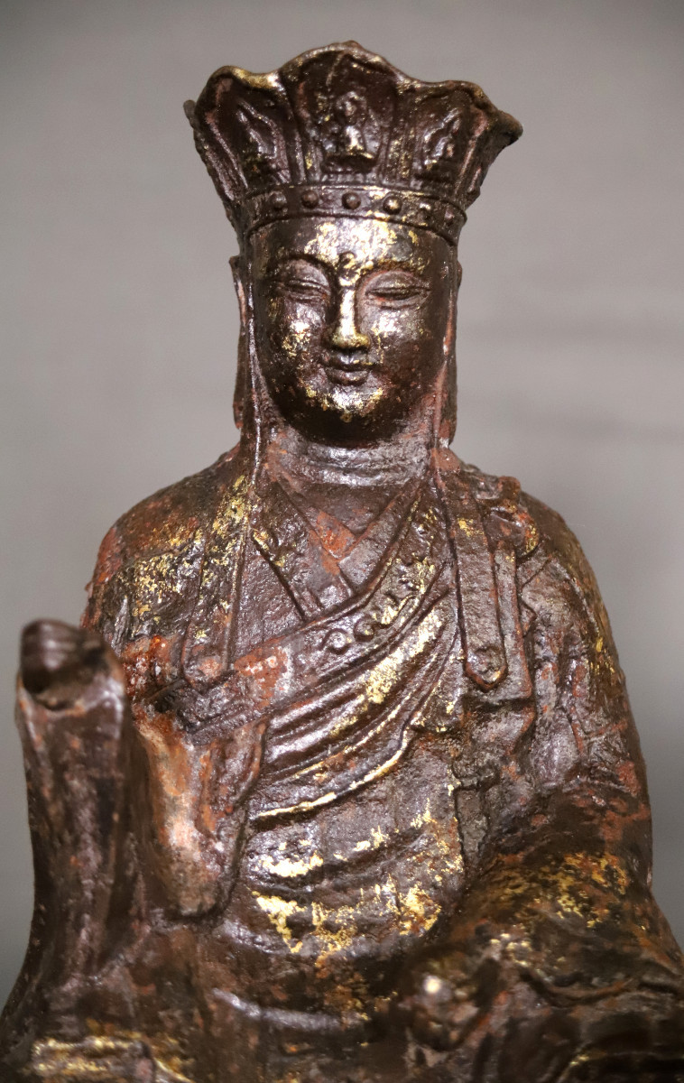 Bouddha ou dignitaire en fonte de fer dans le style Ming - Chine, 20ème siècle 