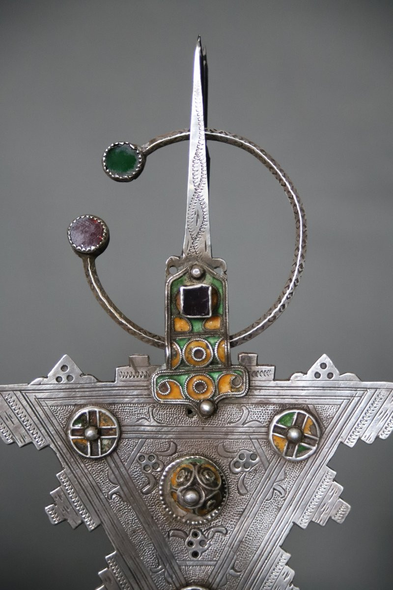 Moroccan Enameled Silver Fibula - Ait Ouaouzguit Tribe - Morocco, 19th-early 20th Century -photo-3