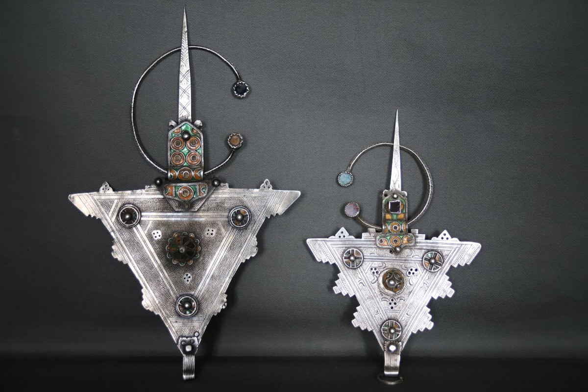 Moroccan Enameled Silver Fibula - Ait Ouaouzguit Tribe - Morocco, 19th-early 20th Century -photo-3