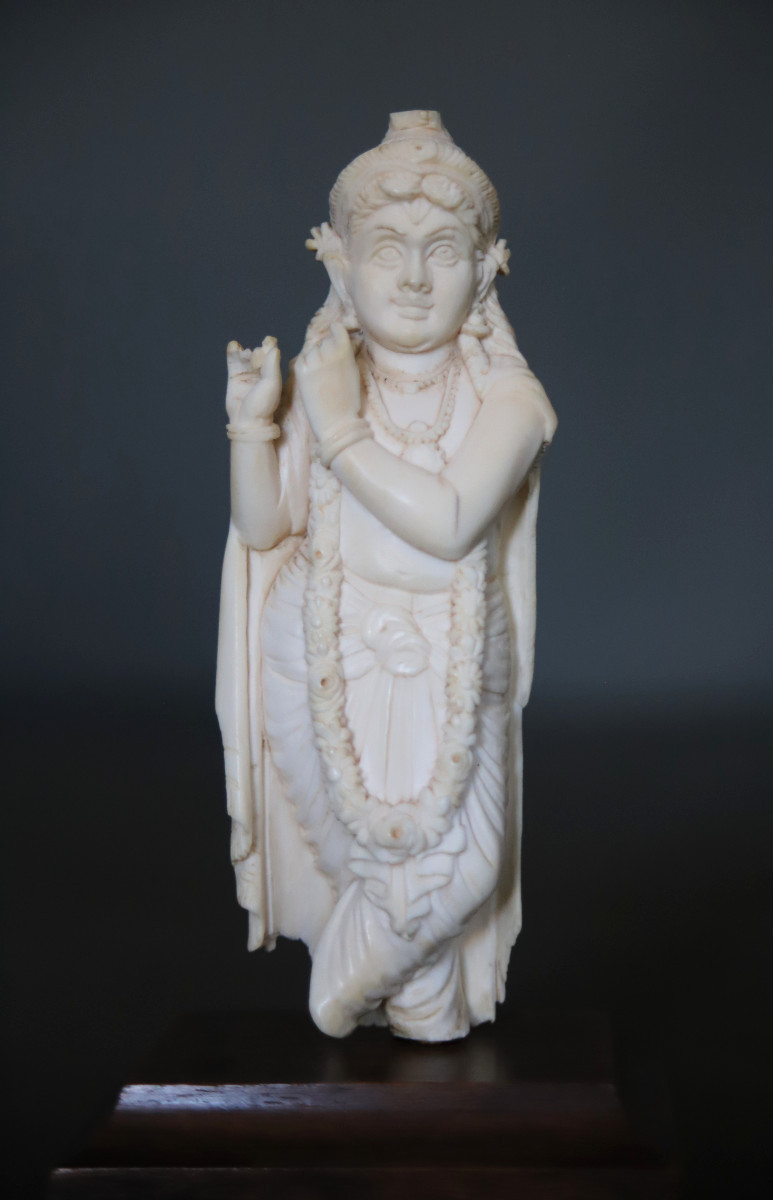 Small Ivory Figurine Of Krishna Venugopala - India, Late 19th Century