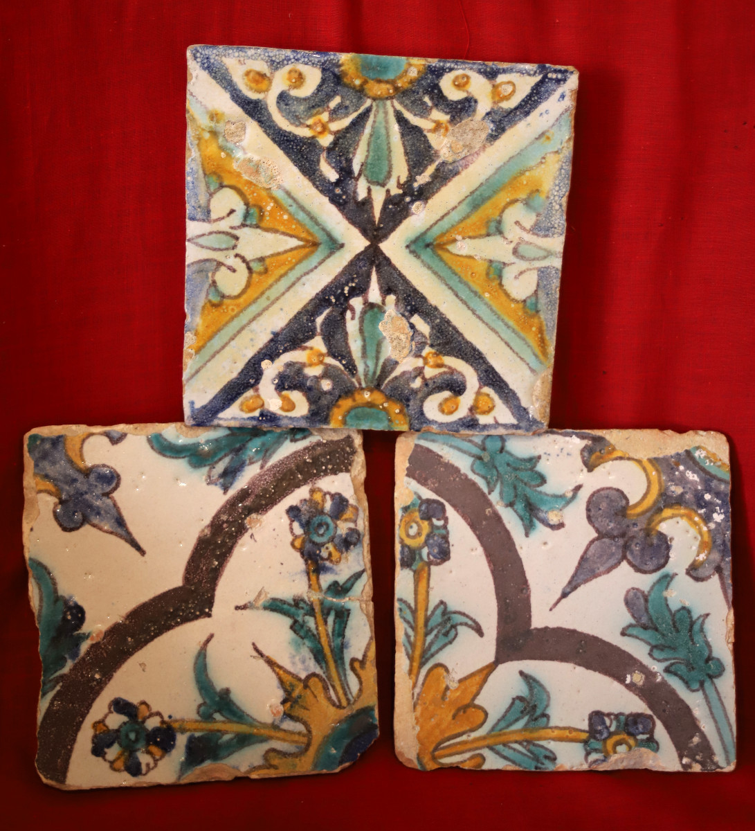 Trois carreaux à décor floral polychrome - Afrique du Nord, Maghreb, 18ème-19ème siècle