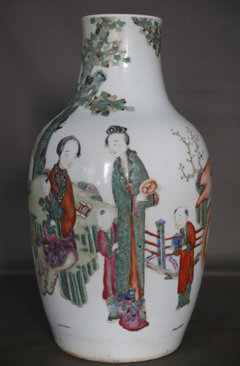 Large Chinese Porcelain Vase - China, 19th Century