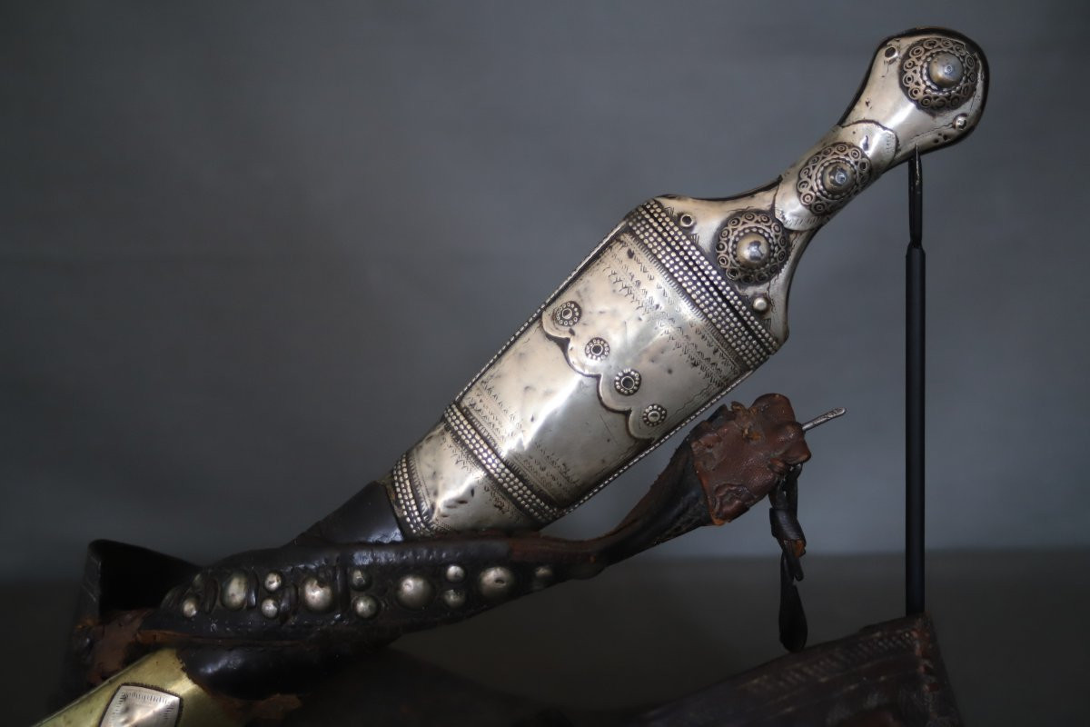 Une dague jambiya Arabe - Péninsule Arabique, Arabie Saoudite ou Yemen,19ème début 20ème siècle-photo-2