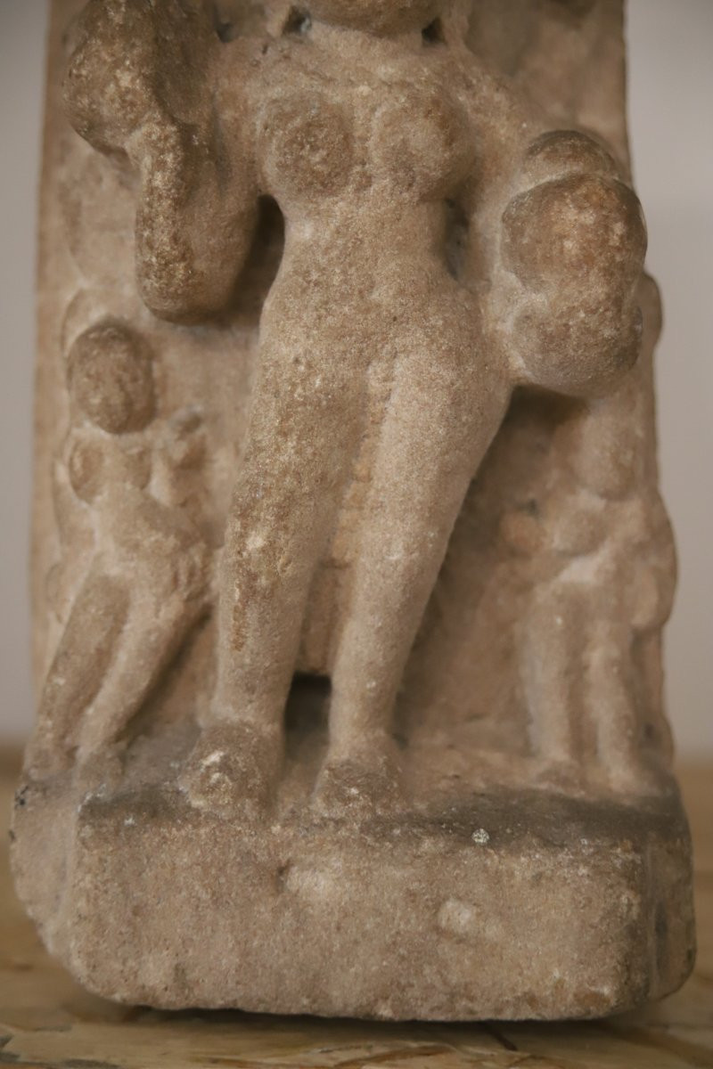 Sculpture en grès beige resprésentant une divinité féminine Hindoue - Inde médiévale-photo-3