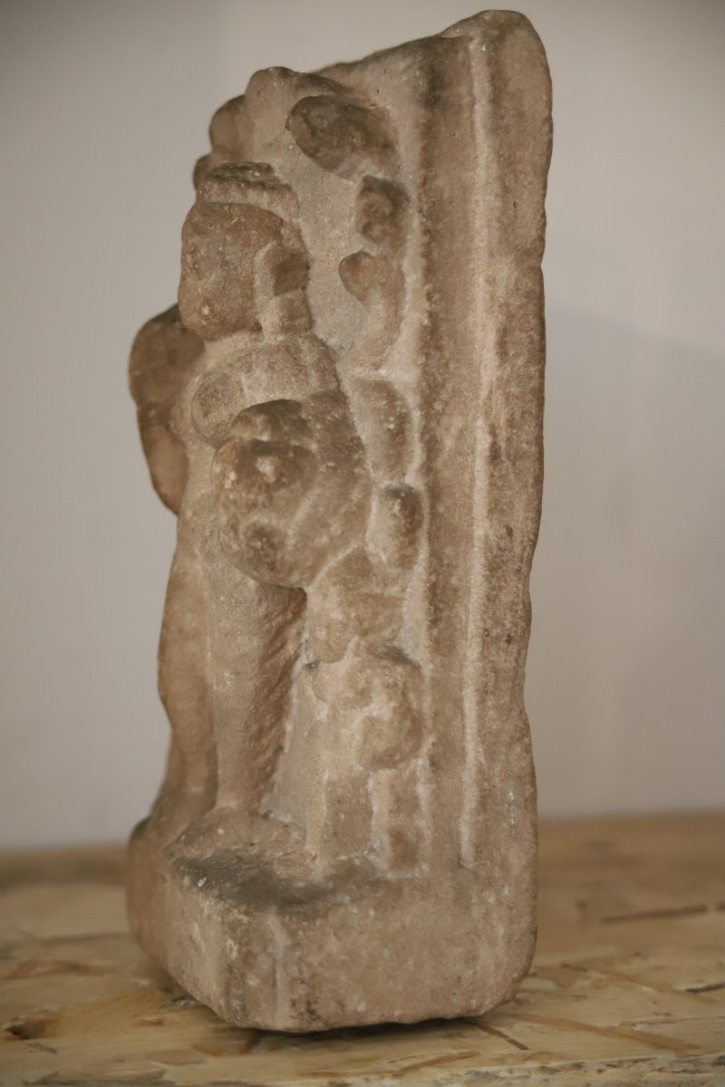 Sculpture en grès beige resprésentant une divinité féminine Hindoue - Inde médiévale-photo-2