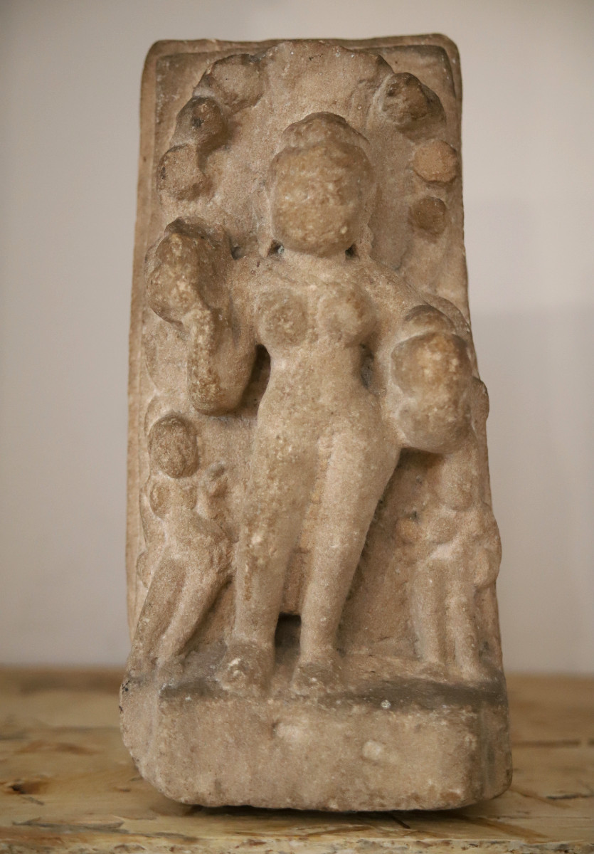 Sculpture en grès beige resprésentant une divinité féminine Hindoue - Inde médiévale