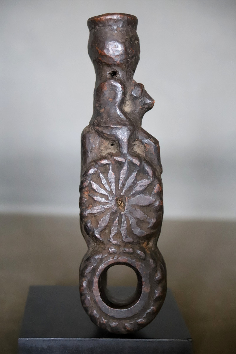 Un guide baratte en bois sculpté - Régions Himalayennes, probablement Népal