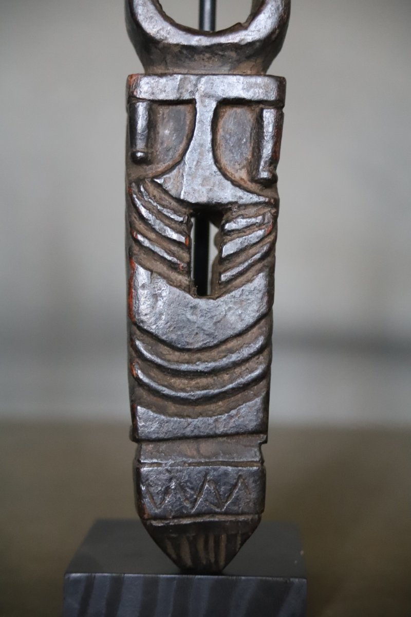 Un guide baratte en bois sculpté - Régions Himalayennes, probablement Népal-photo-2