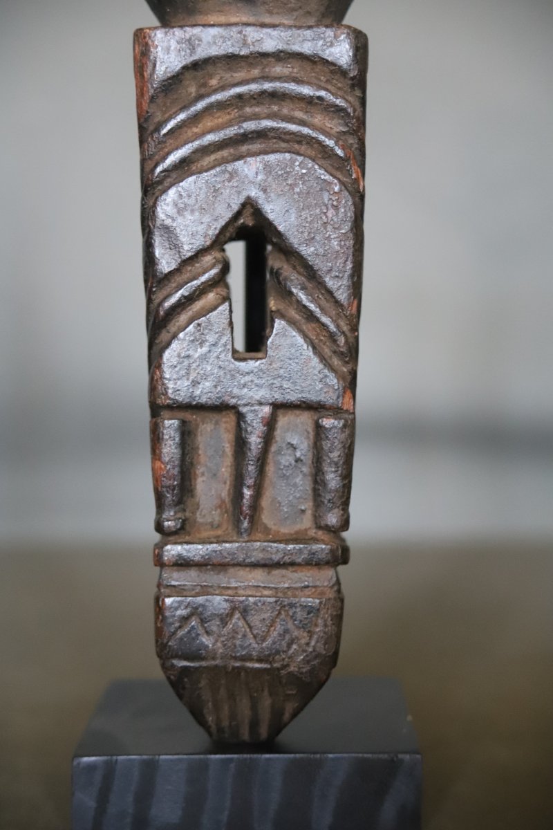 Un guide baratte en bois sculpté - Régions Himalayennes, probablement Népal-photo-1
