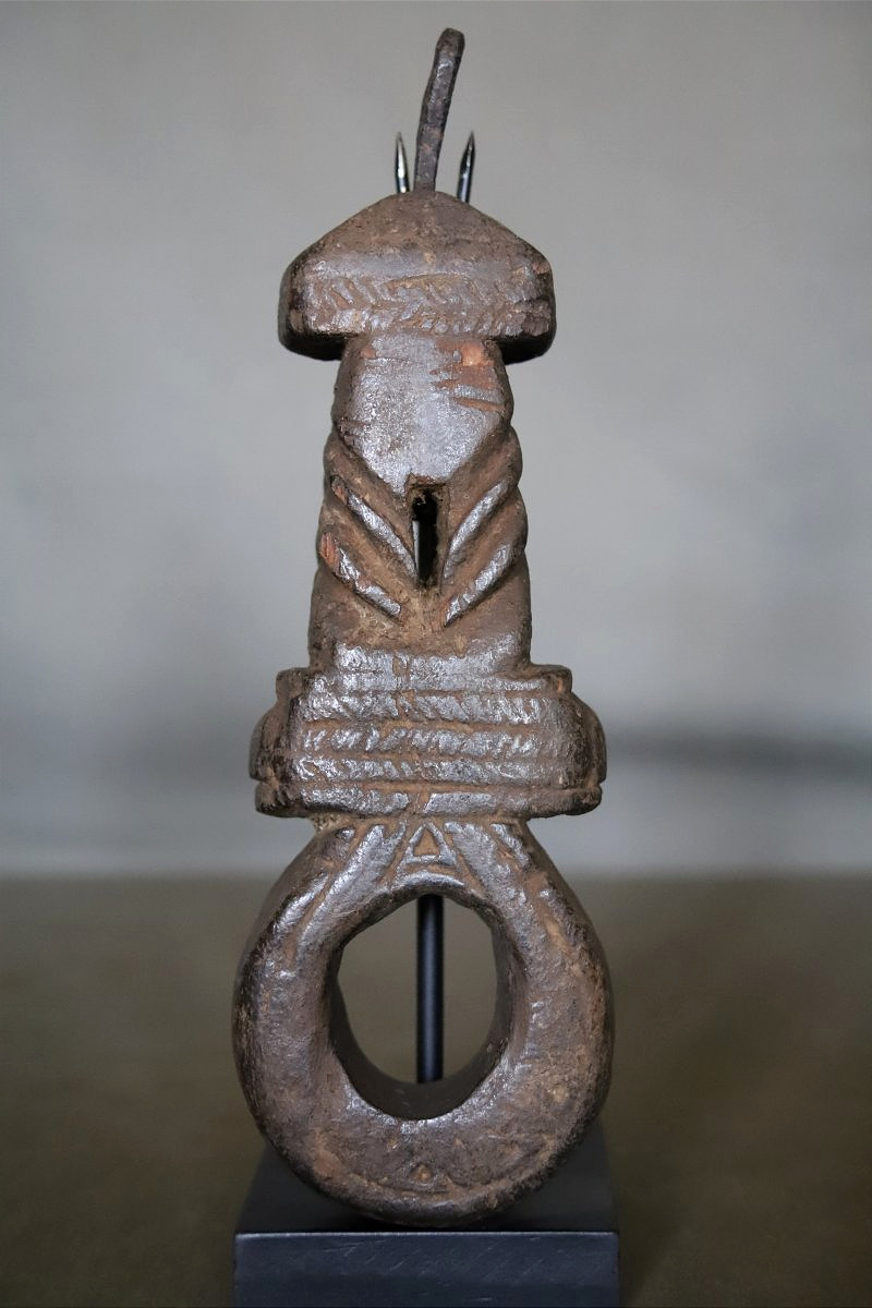 Un guide baratte en bois sculpté - Régions Himalayennes, probablement Népal 