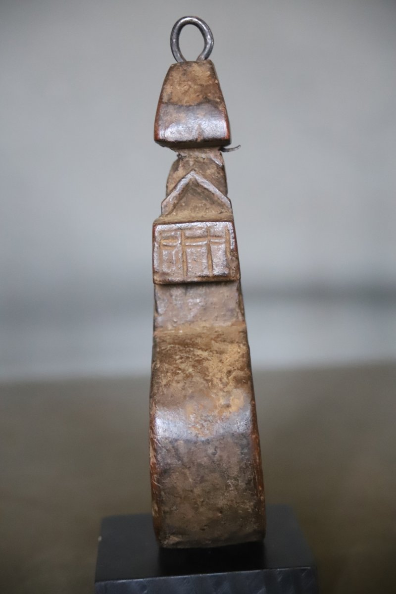 Un guide baratte en bois sculpté - Régions Himalayennes, probablement Népal-photo-1