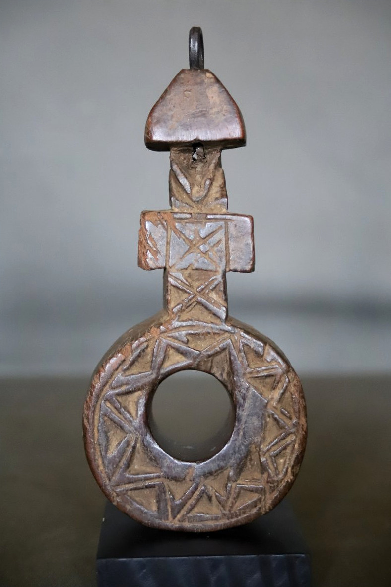 Un guide baratte en bois sculpté - Régions Himalayennes, probablement Népal