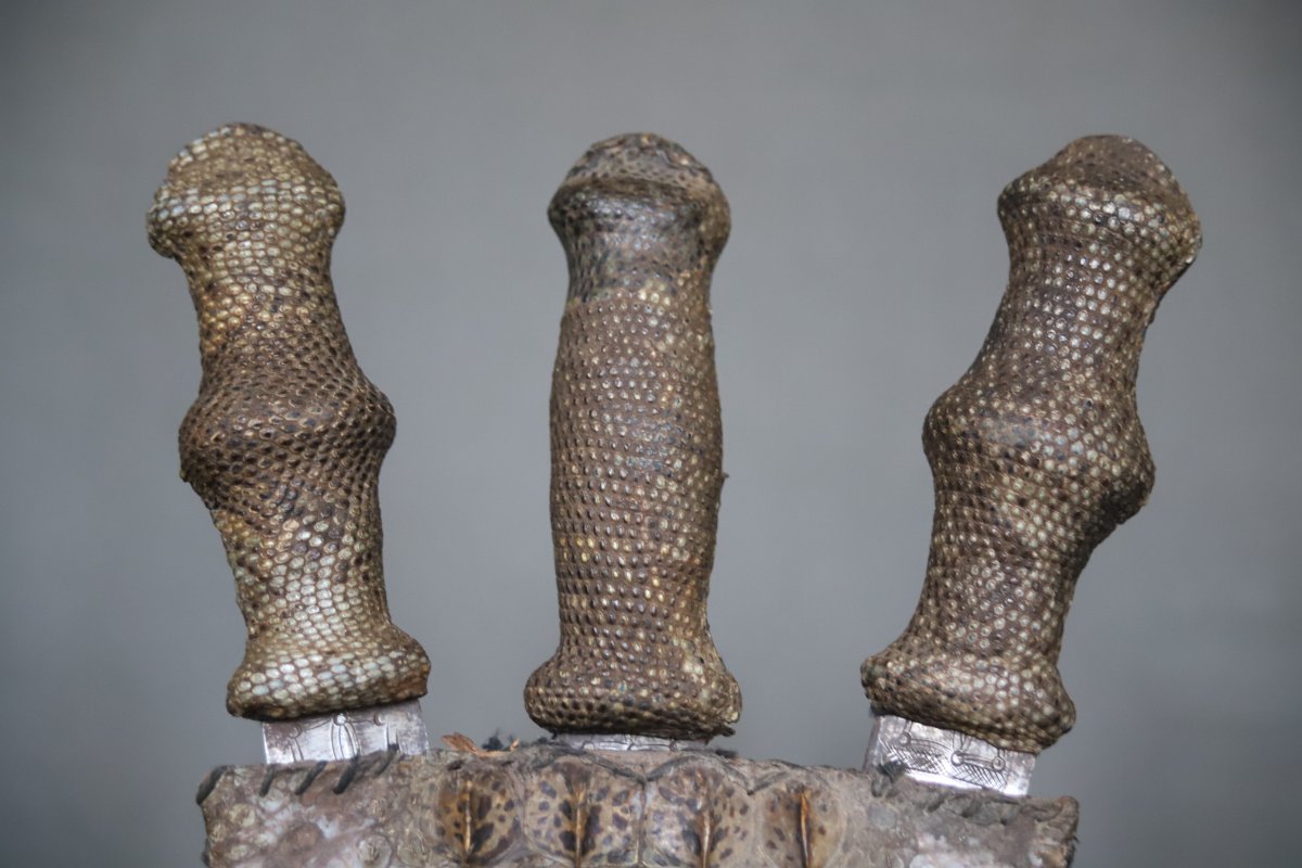 Trois couteaux (poignards) Soudanais dans leur étui - Soudan, 19ème siècle-photo-3
