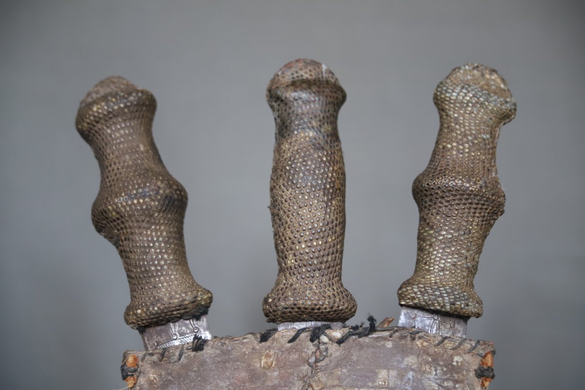 Trois couteaux (poignards) Soudanais dans leur étui - Soudan, 19ème siècle-photo-2