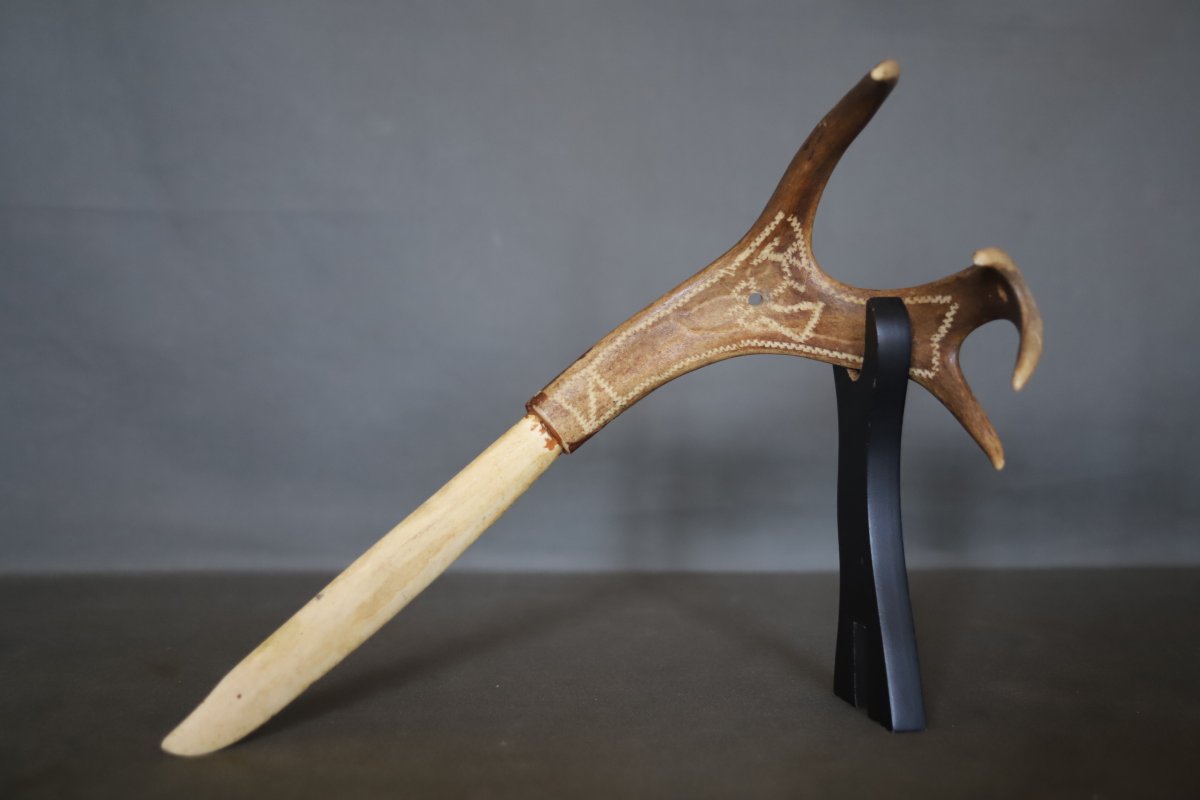 Couteau traditionnel Sami en os et bois de renne - Scandinavie, 20ème siècle   
