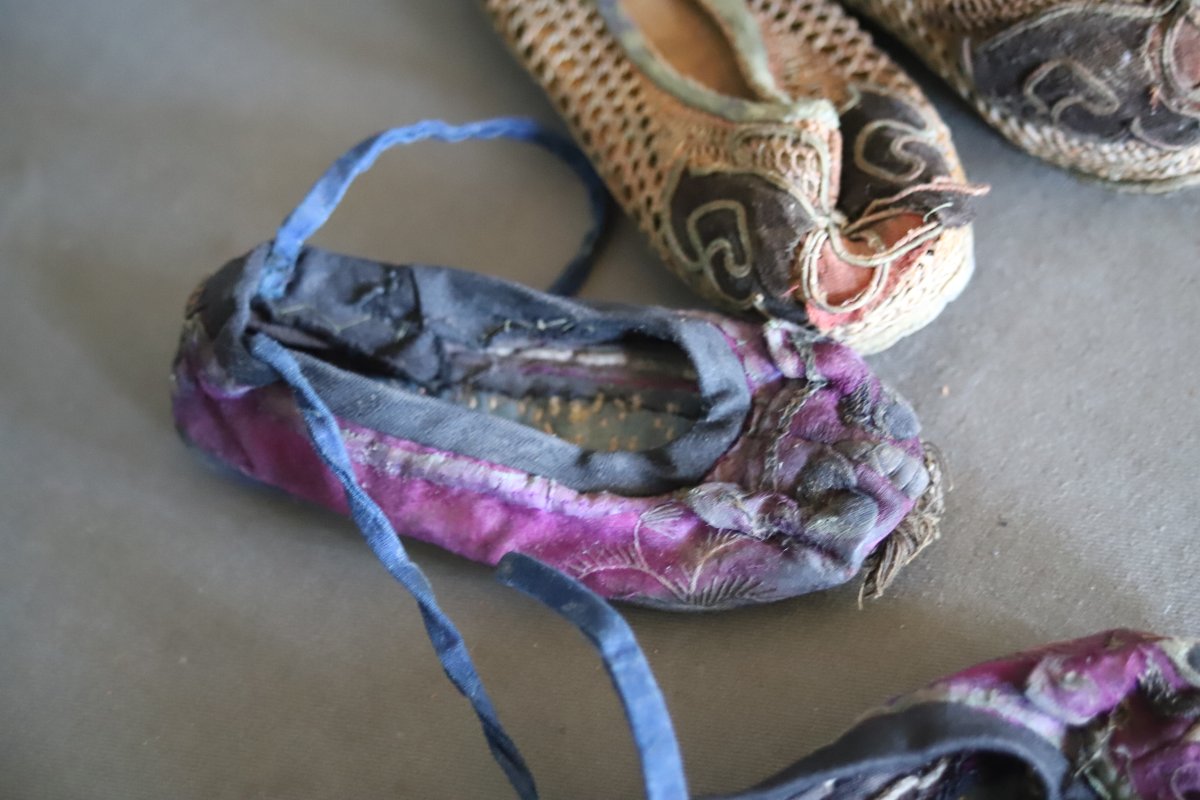 Deux paires de chaussures Chinoises pour femme - Chine, 19ème siècle-photo-2