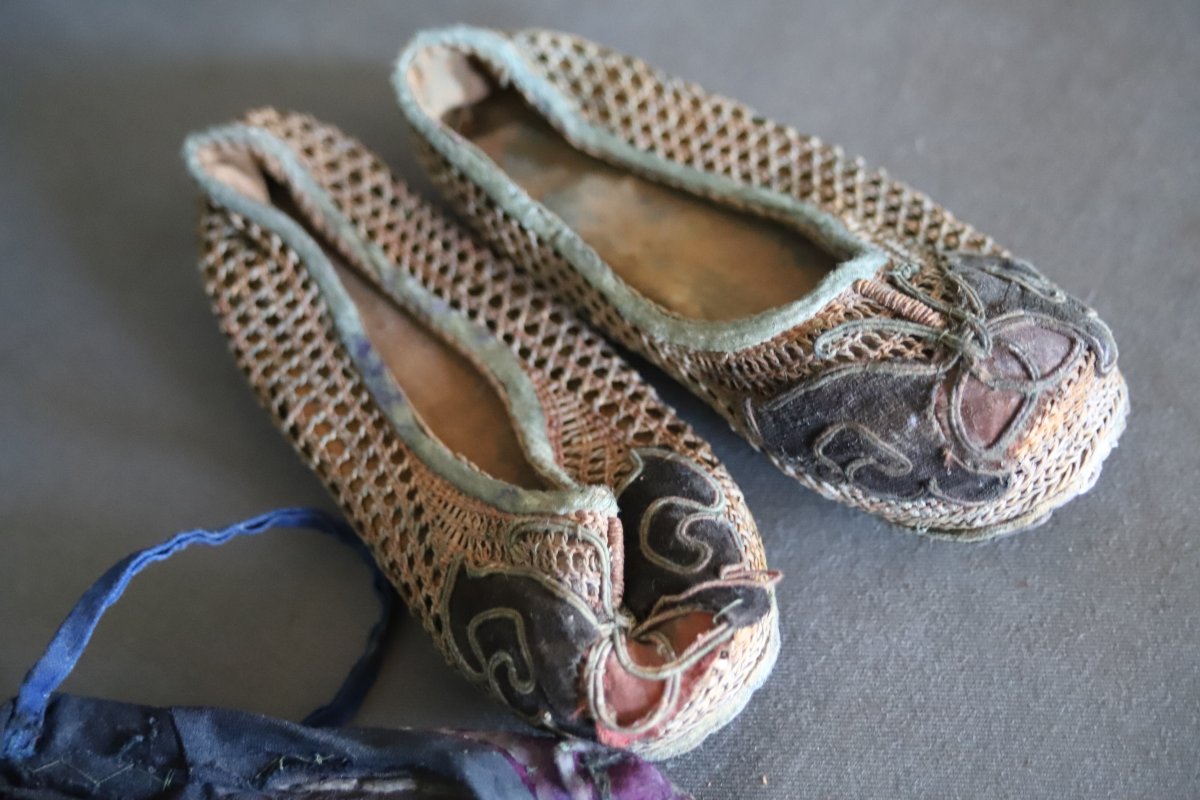 Deux paires de chaussures Chinoises pour femme - Chine, 19ème siècle-photo-3