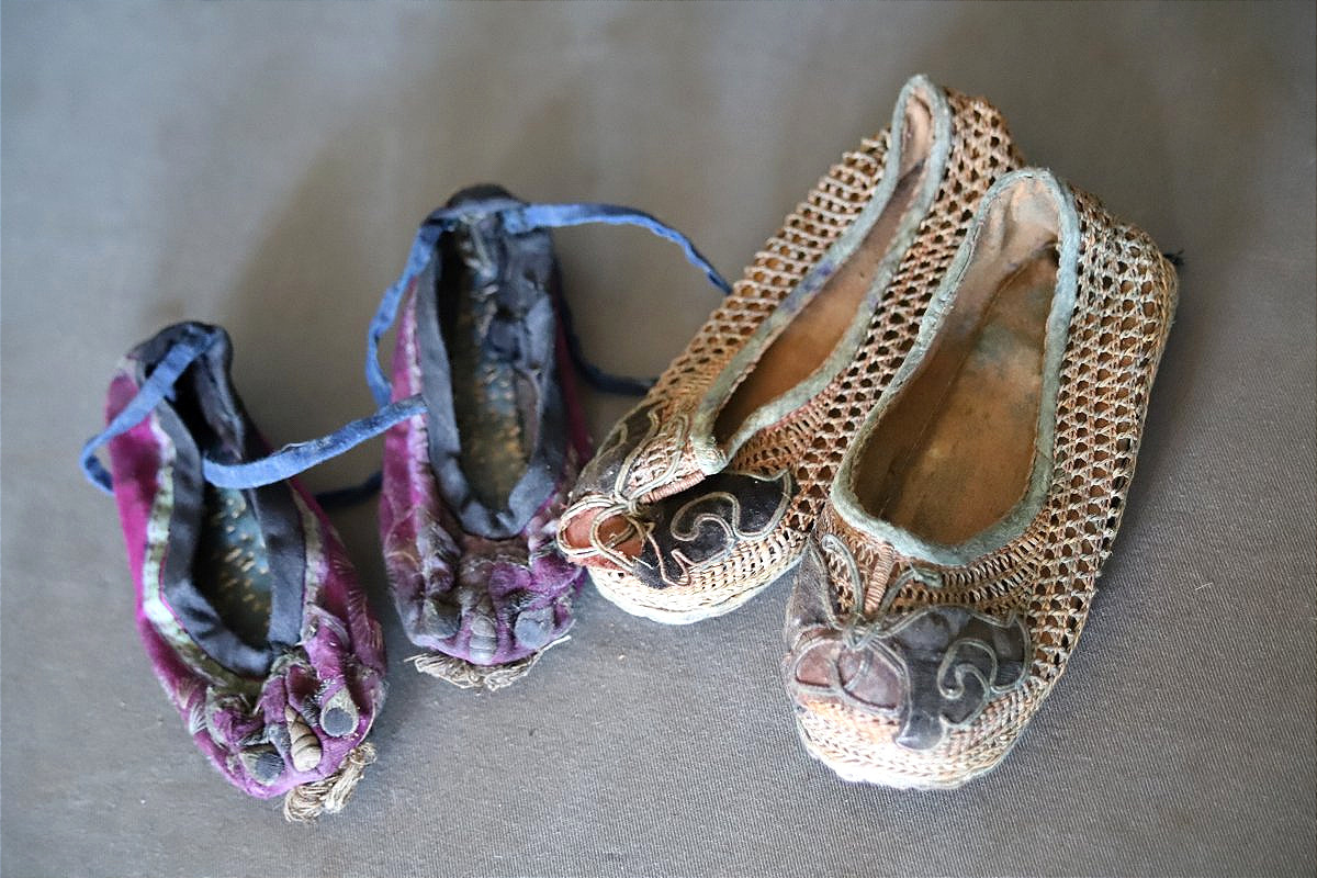 Deux paires de chaussures Chinoises pour femme - Chine, 19ème siècle