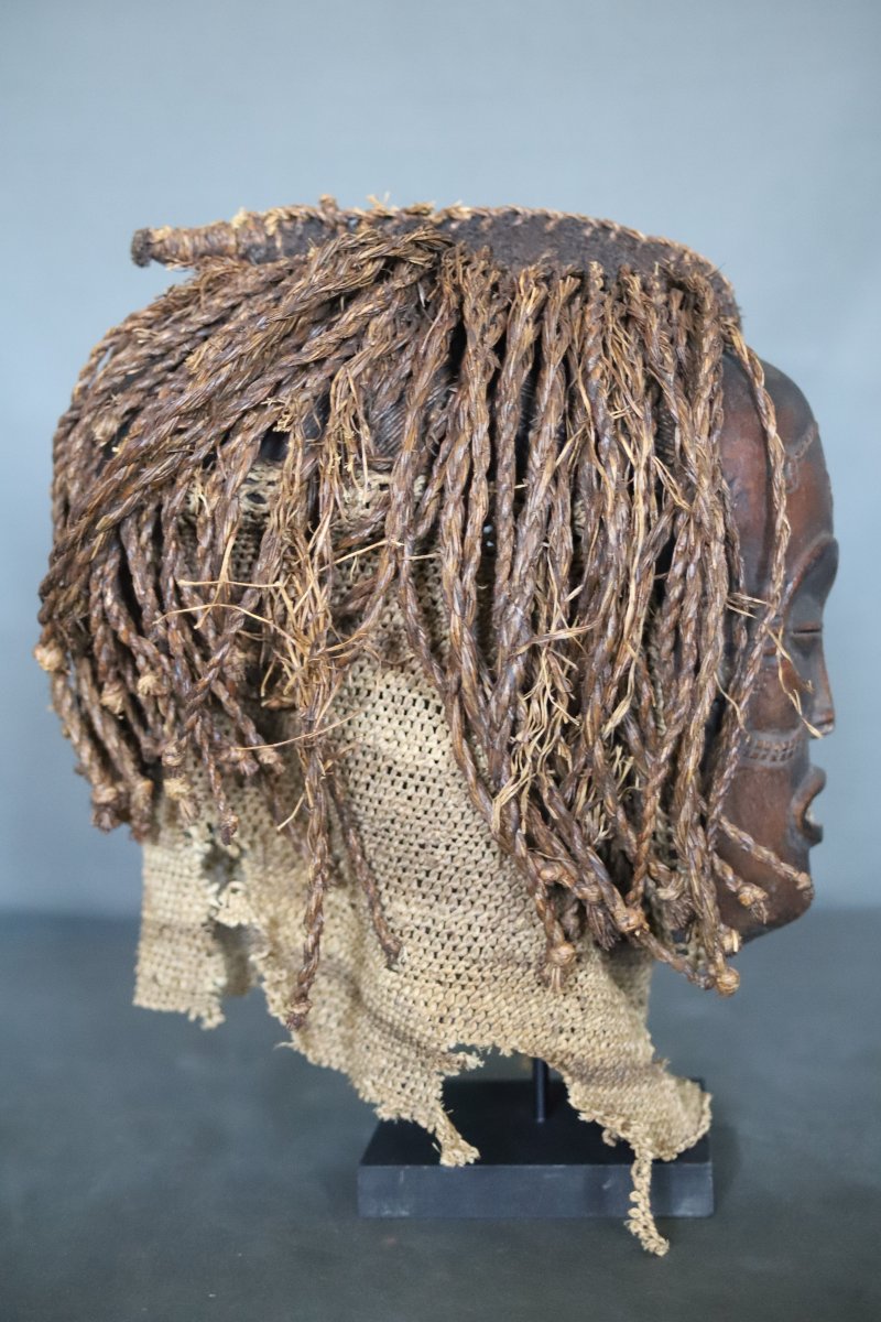 Ancien masque féminin Tchokwé - Angola, milieu 20ème siècle ou antérieur-photo-1