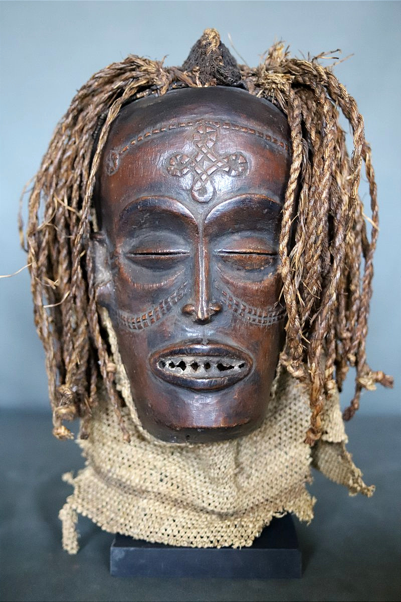 Ancien masque féminin Tchokwé - Angola, milieu 20ème siècle ou antérieur
