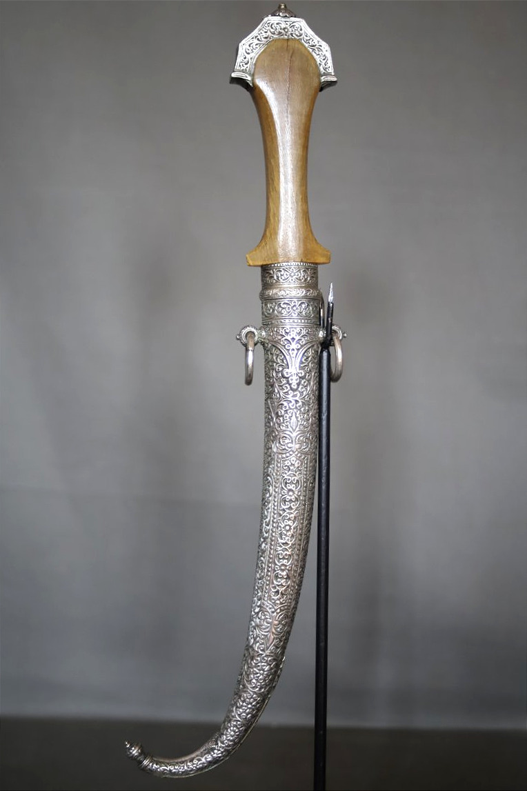 Moroccan Dagger Known As A "koumya," Silver, Gold, And Light-colored Horn - Morocco, Late 19th To Early 20th Century