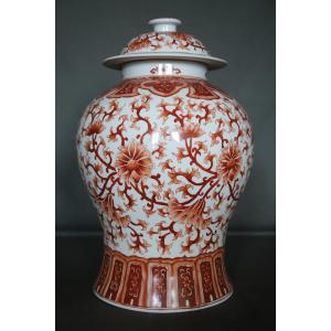 Grand vase Chinois en porcelaine rouge blanc - Chine, 20ème siècle