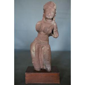Sculpture en grès rose resprésentant une Apsara - Inde médiévale, 10ème- 13ème siècle