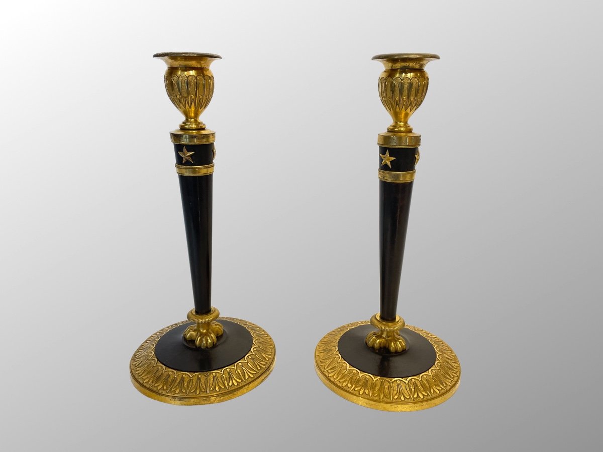 Paire De Bougeoirs En Bronze Doré Et Patiné. Epoque Consulat.