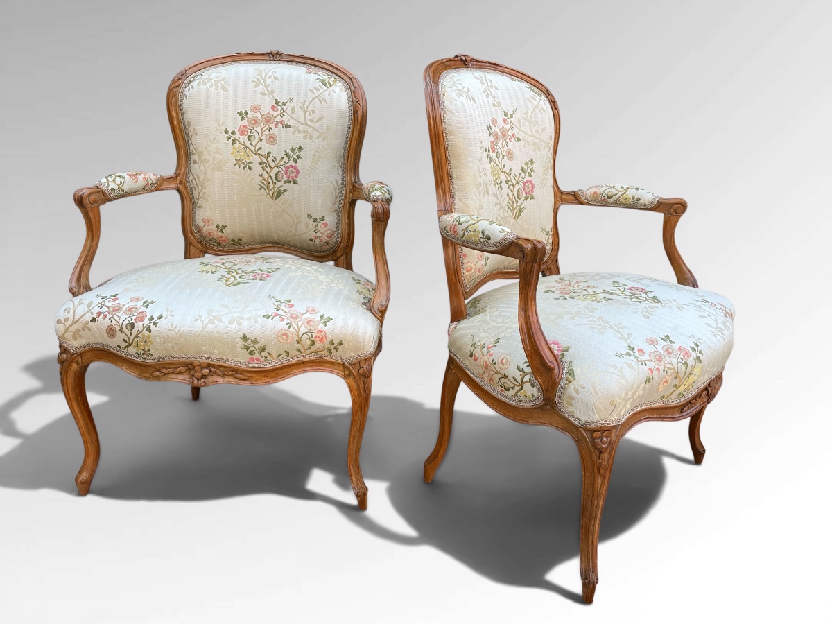 Paire de fauteuils en cabriolet époque Louis XV estampillés Pierre Remy