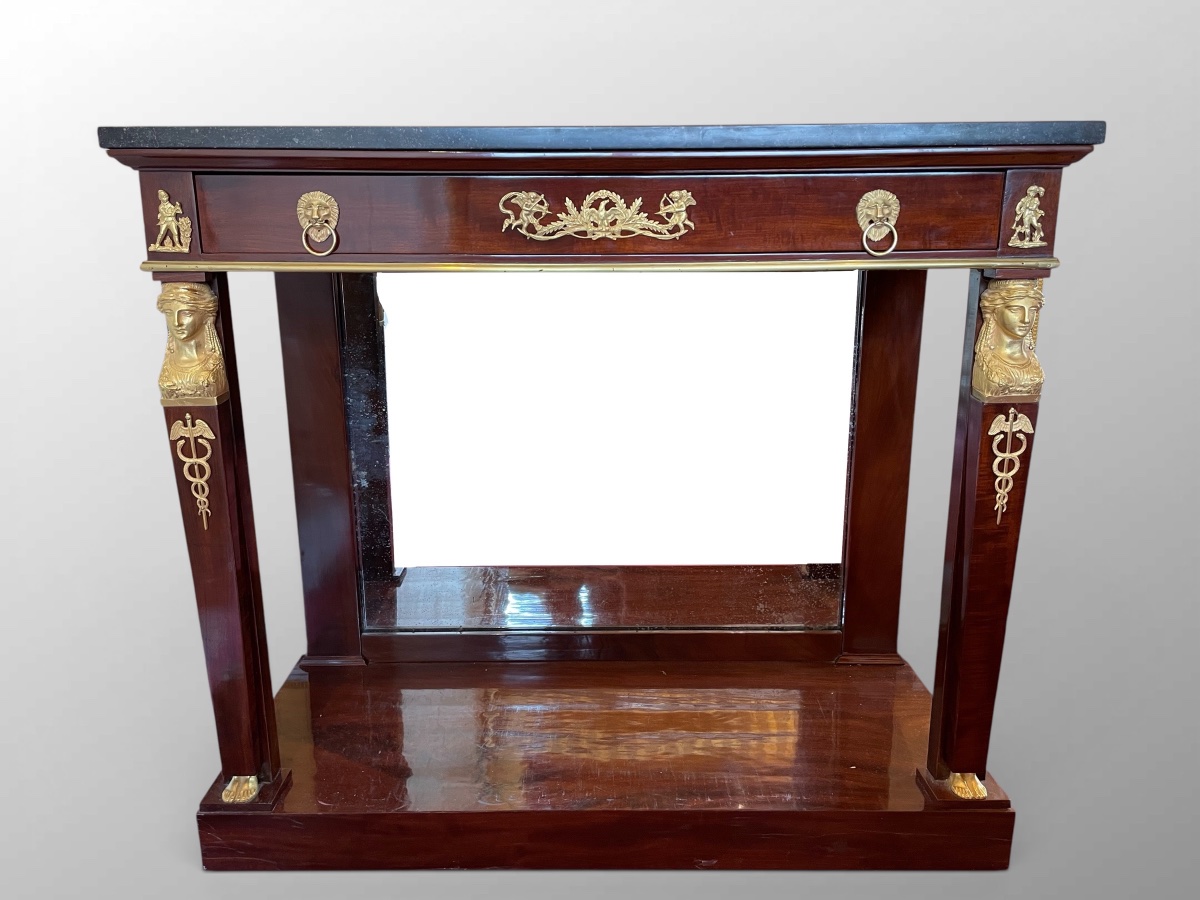 Console en acajou et bronzes dorés. Epoque Empire.  