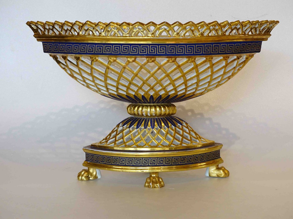 Grande coupe à fruits. Porcelaine de Paris du début du XIXe siècle.