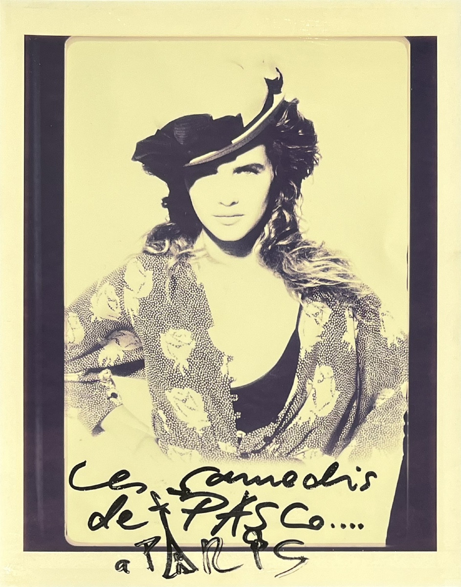 Peter Lindbergh - Tirage Polaroid Sépia - Isabelle Pasco, chemisier à fleurs et chapeau - 1984