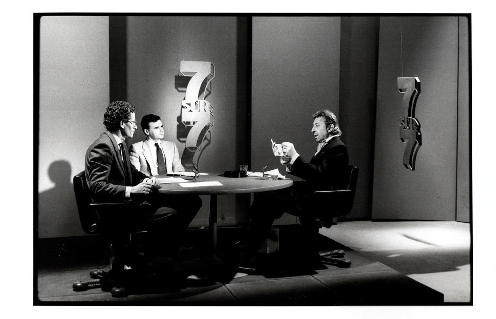 Michel Giniès - Serge Gainsbourg Sets His 500 Francs On Fire - Original Photograph - 1984-photo-2
