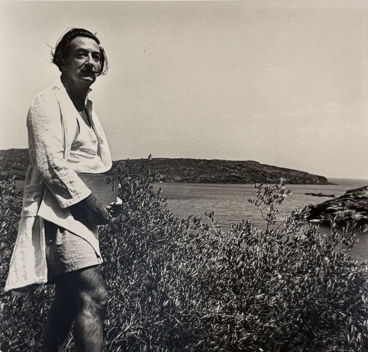 Robert DESCHARNES - Dali dans son jardin  à Port Lligades - Épreuve argentique- circa 1965