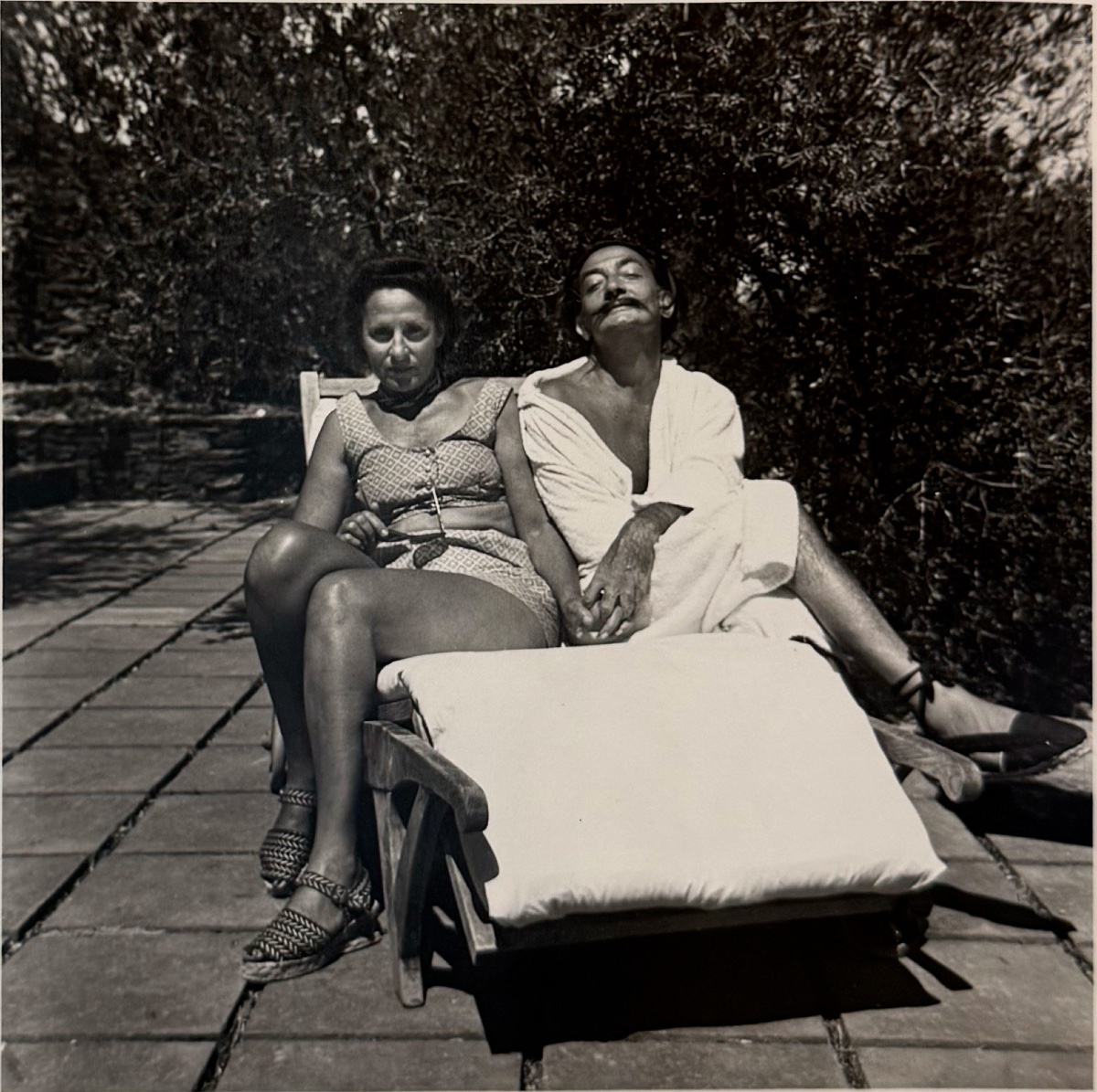 Robert Descharnes - Dali et Gala dans leur jardin à Port Lligades - Épreuve argentique - 1965