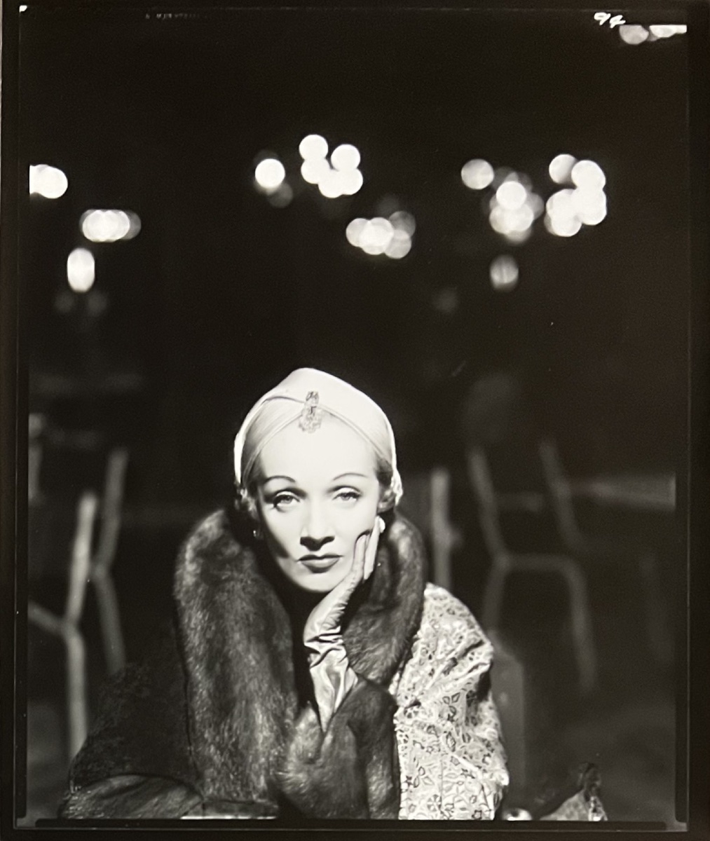 Richard Avedon - Marlène Dietrich - Ritz, Paris -Épreuve argentique -  Août 1955  - Tirage 1982
