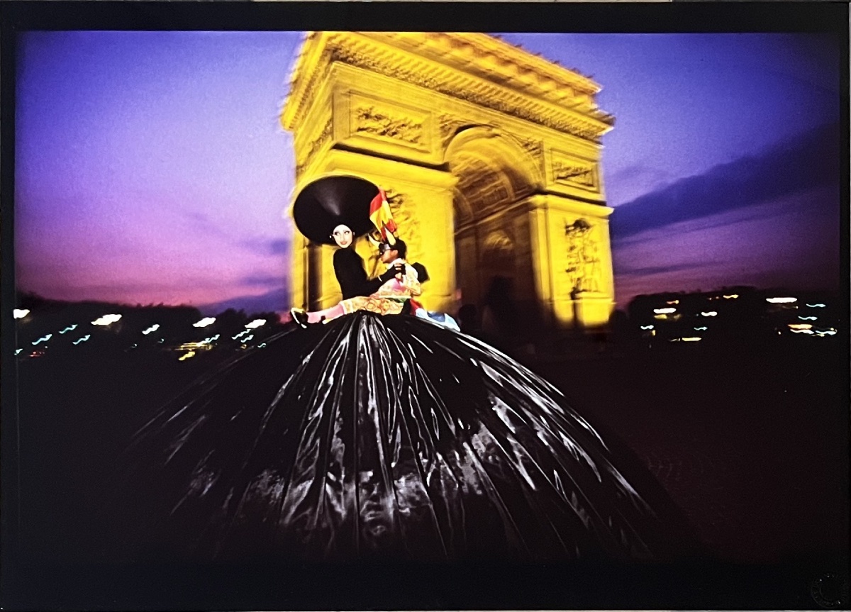 Alain Bizos - La danseuse de Jean-Paul Goude - Épreuve argentique - Paris, 14 juillet 1989