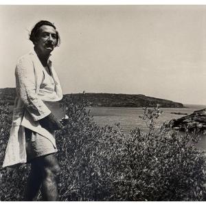 Robert DESCHARNES - Dali dans son jardin  à Port Lligades - Épreuve argentique- circa 1965