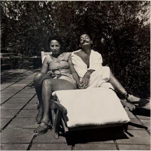 Robert Descharnes - Dali et Gala dans leur jardin à Port Lligades - Épreuve argentique - 1965
