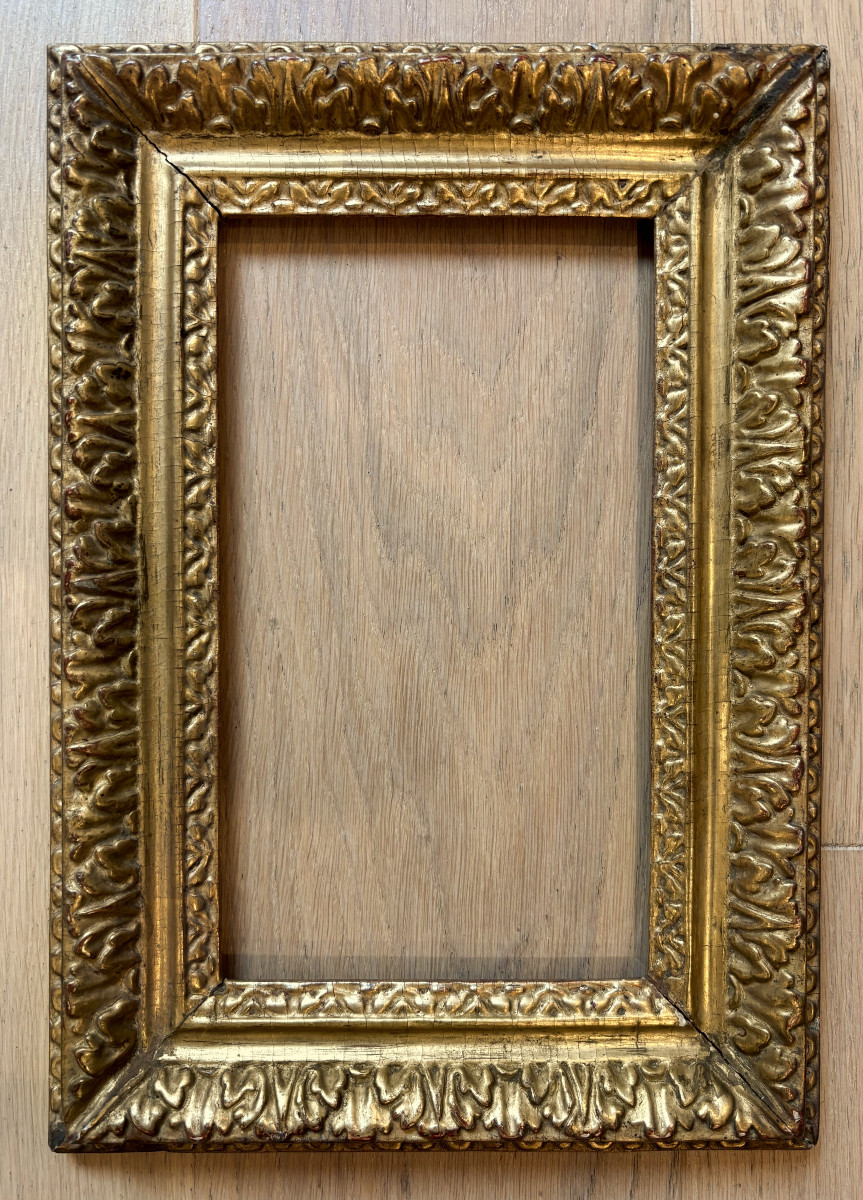 Cadre en tilleul sculpté et doré à décor de frises de feuilles d'acanthes, Epoque Louis XIII