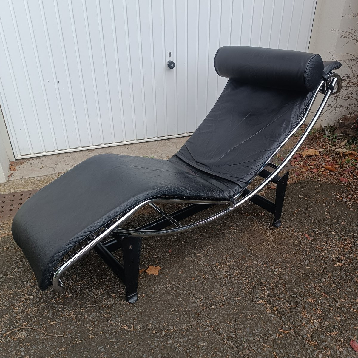 Le Corbusier Lc4 Chaise Longue In Black Leather -photo-2