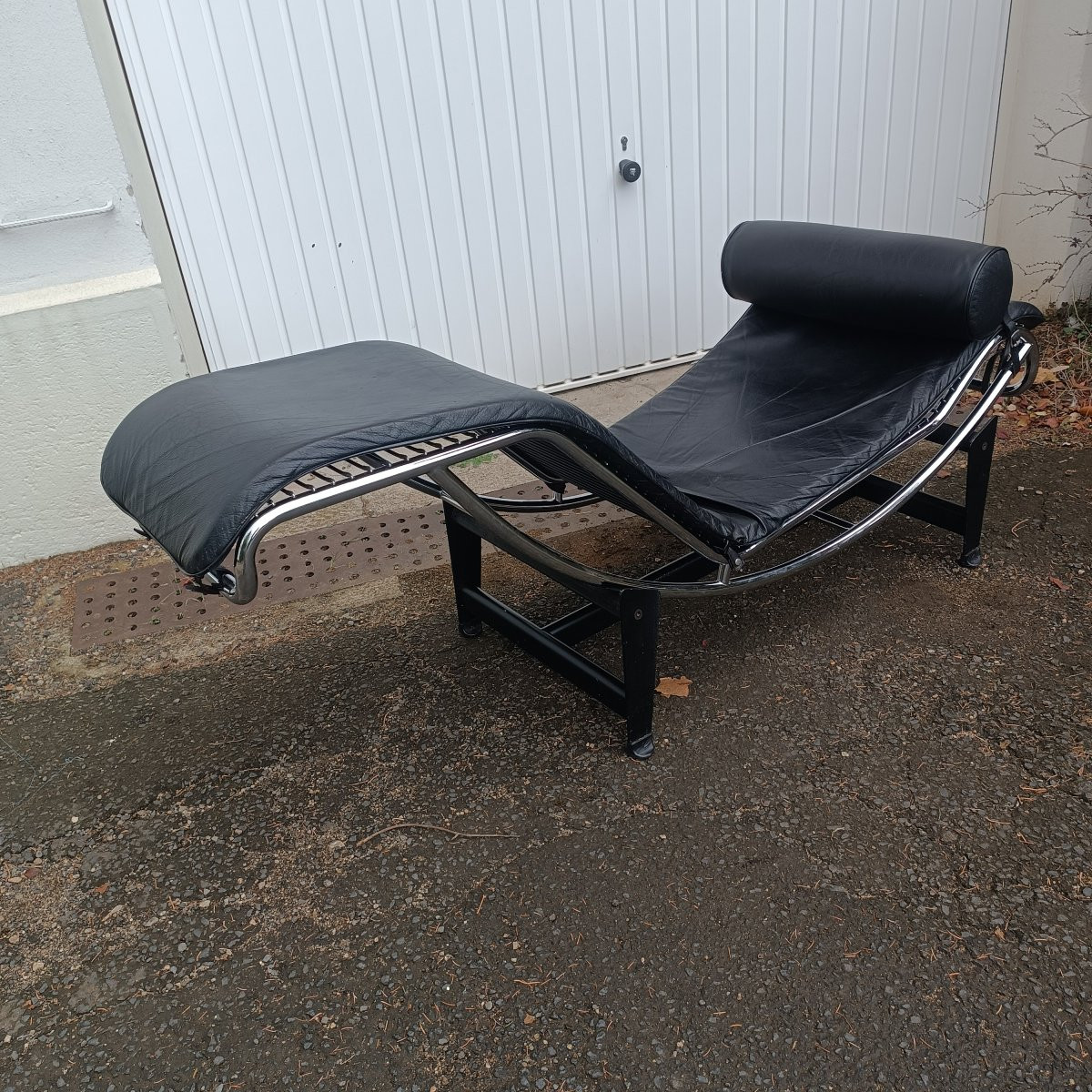 Le Corbusier Lc4 Chaise Longue In Black Leather -photo-3