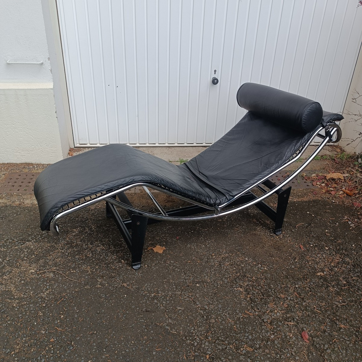 Le Corbusier Lc4 Chaise Longue In Black Leather 