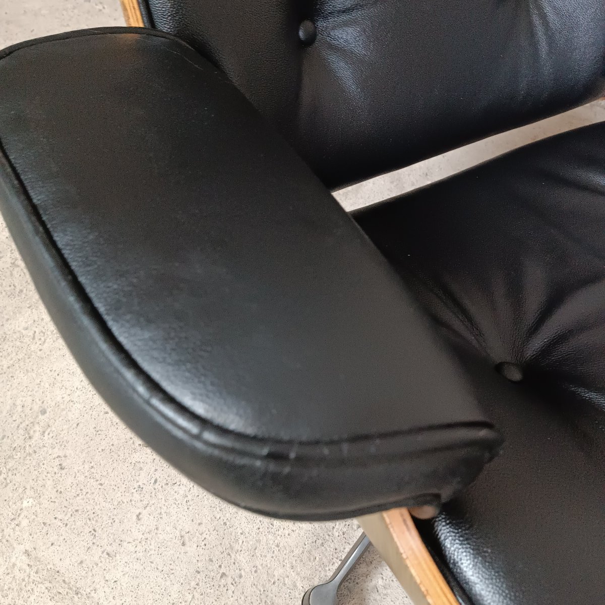 Ray & Charles Eames Lounge Chair -photo-1