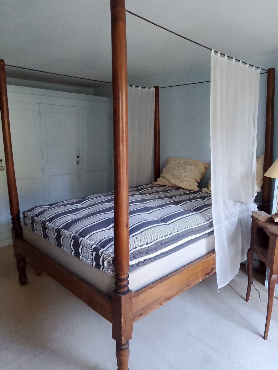 Extra-wide Canopy Bed 
