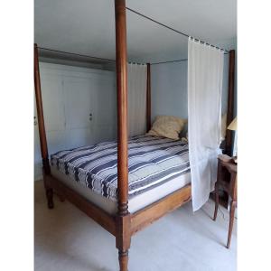 Extra-wide Canopy Bed