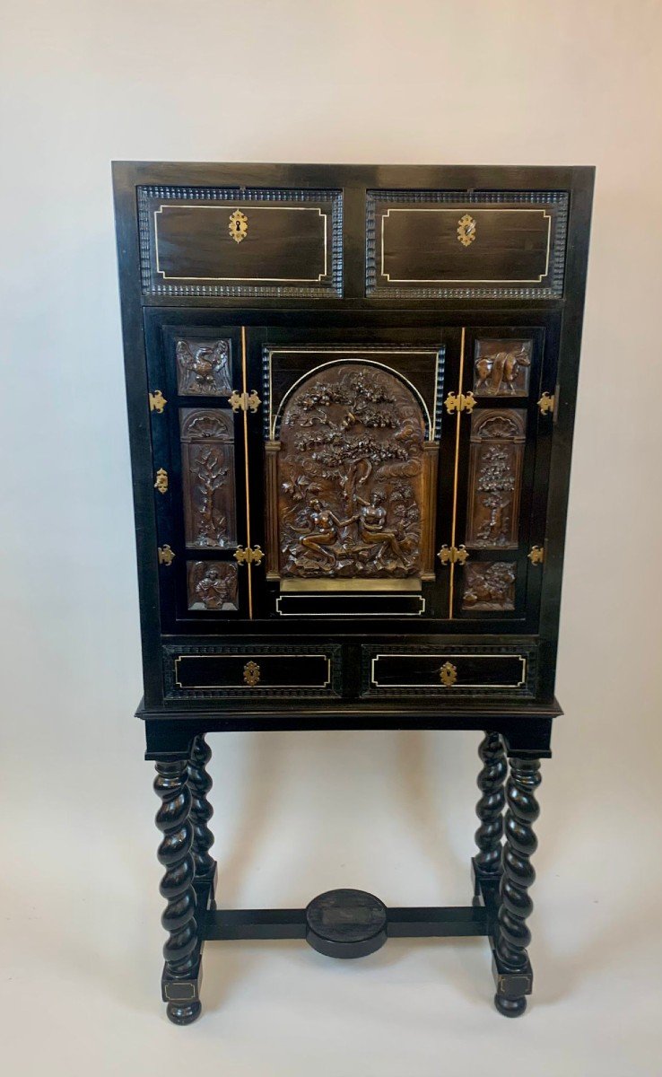 Cabinet En Bois Noirci Sculpté d'Une Scène Représentant Adam Et Eve Dans Le Jardin d'Eden 