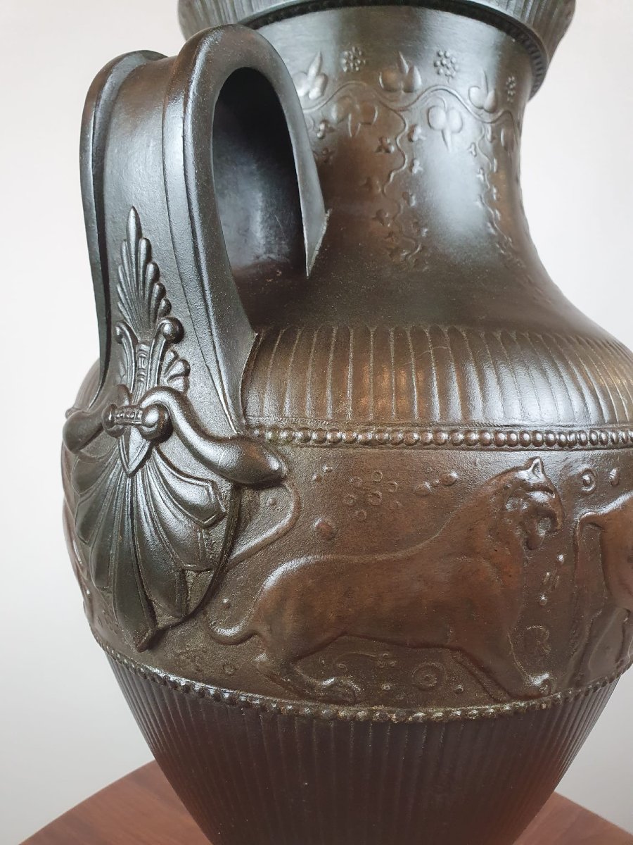 Vase Néoclassique En Métal Patiné Sur Socle En Marbre, 19th-photo-1
