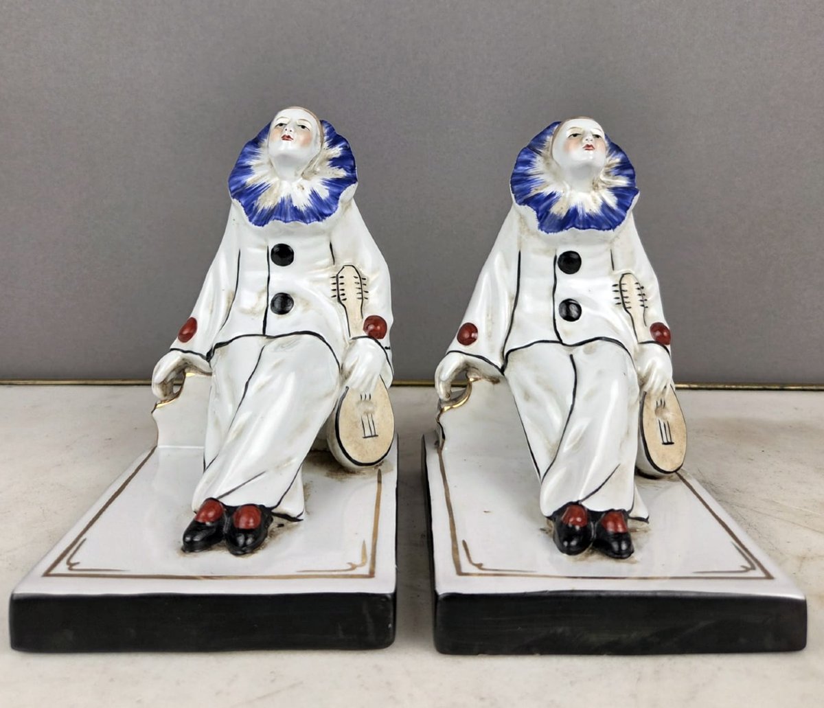 Paire de sert livre en porcelaine de Limoges, monogrammé JK-photo-3