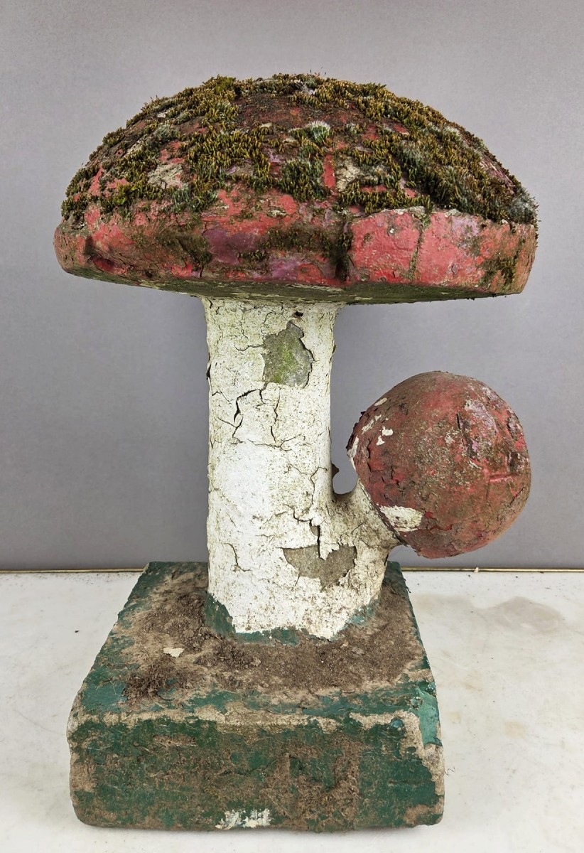 Champignon en ciment polychromé, vers 1970